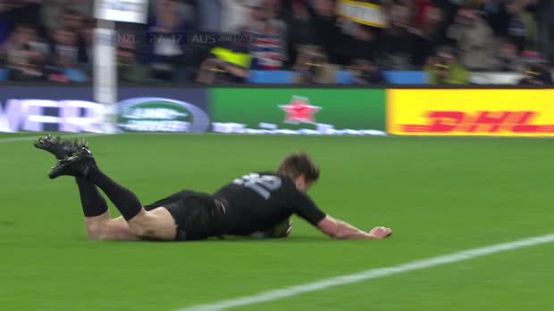 RWC15年大会決勝でB.バレットが相手を抜き去って決めたトライ