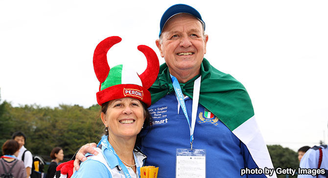 国旗や帽子など、イタリアを応援する準備万端のご夫婦【イタリアvsカナダ】