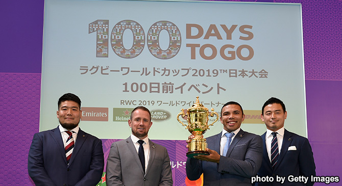 100日前イベントに出席した畠山選手（最左）と五郎丸選手（最右）