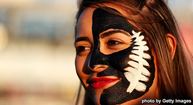オールブラックスカラーのフェイスペイントを描いた女性サポーター【ニュージーランドvsウェールズ】